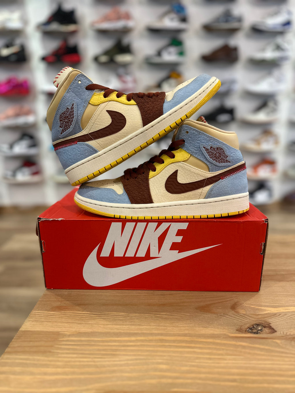 Nike Jordan 1 mid maison châteaurouge ( taille 42,5 )
