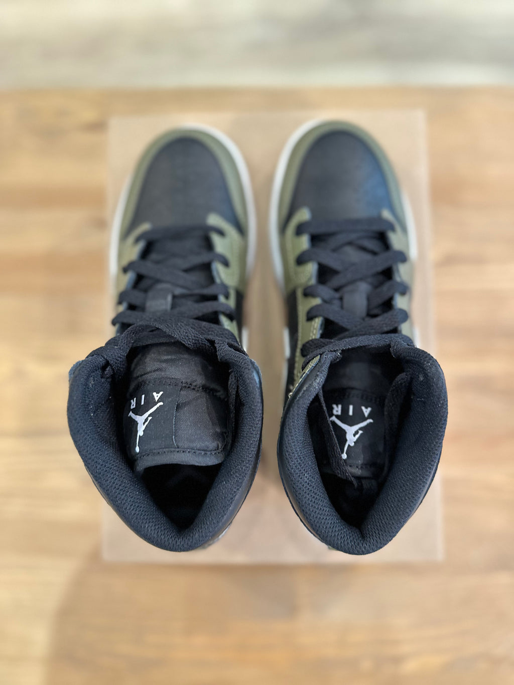 Nike Jordan 1 mid médium olive ( taille 39 )