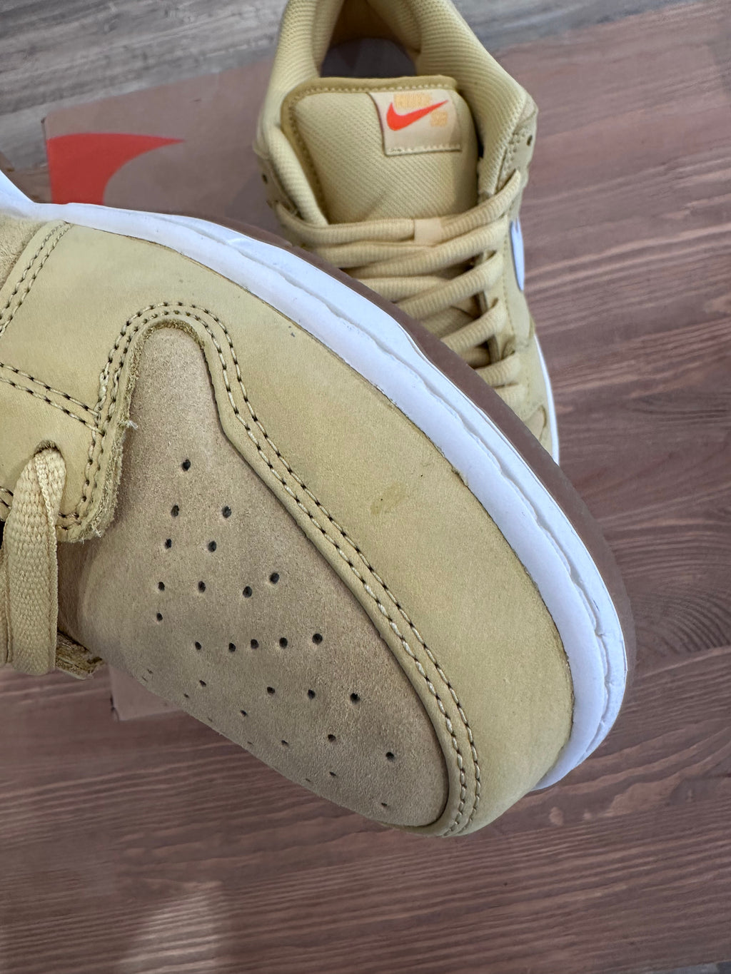 Nike sb dunk low saturn gold ( taille 44 )