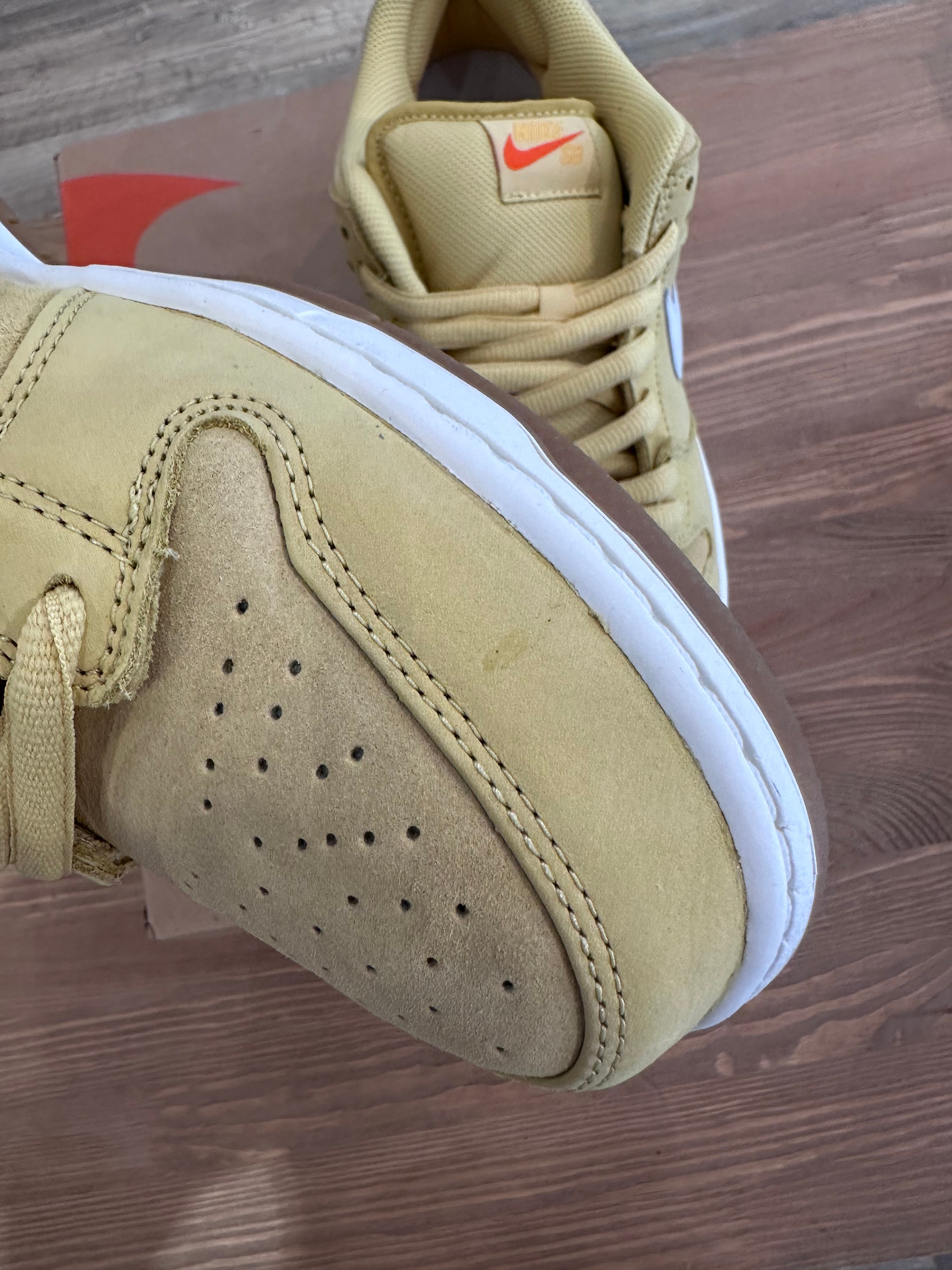 Nike sb dunk low saturn gold ( taille 44 )