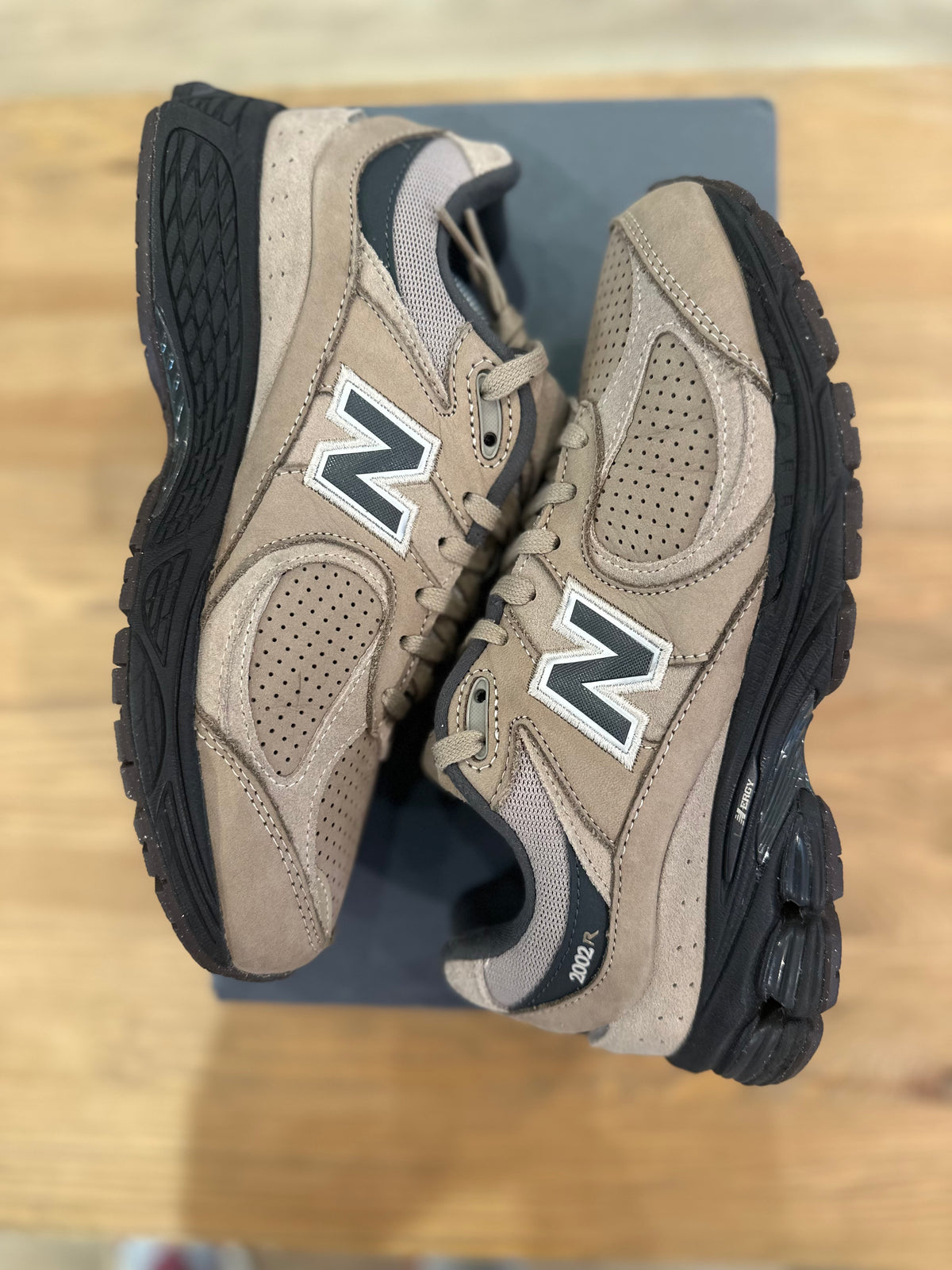 New balance 2002r driftwood ( taille 40 )