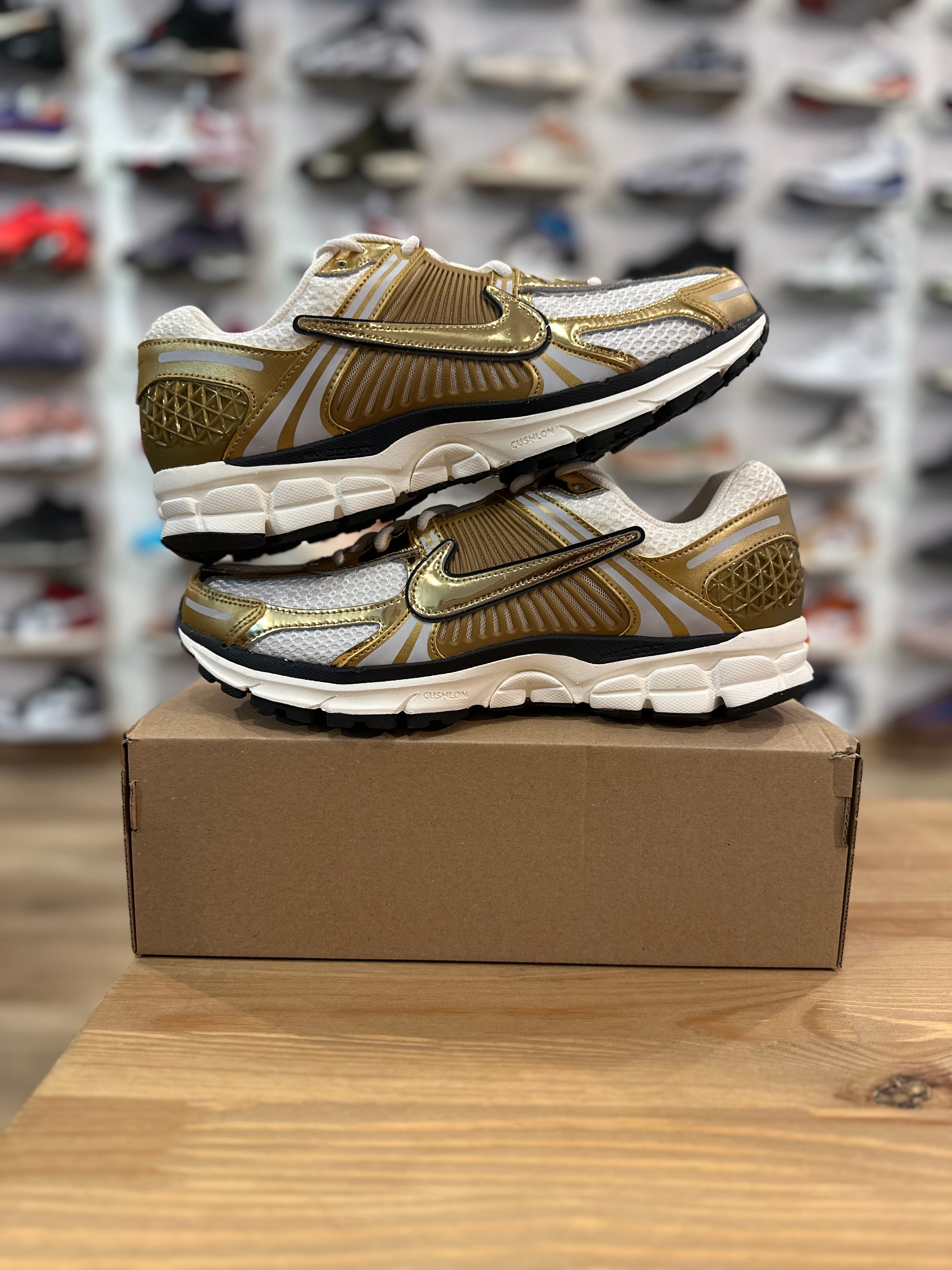 Nike vomero 5 metallic gold ( taille 44,5 )
