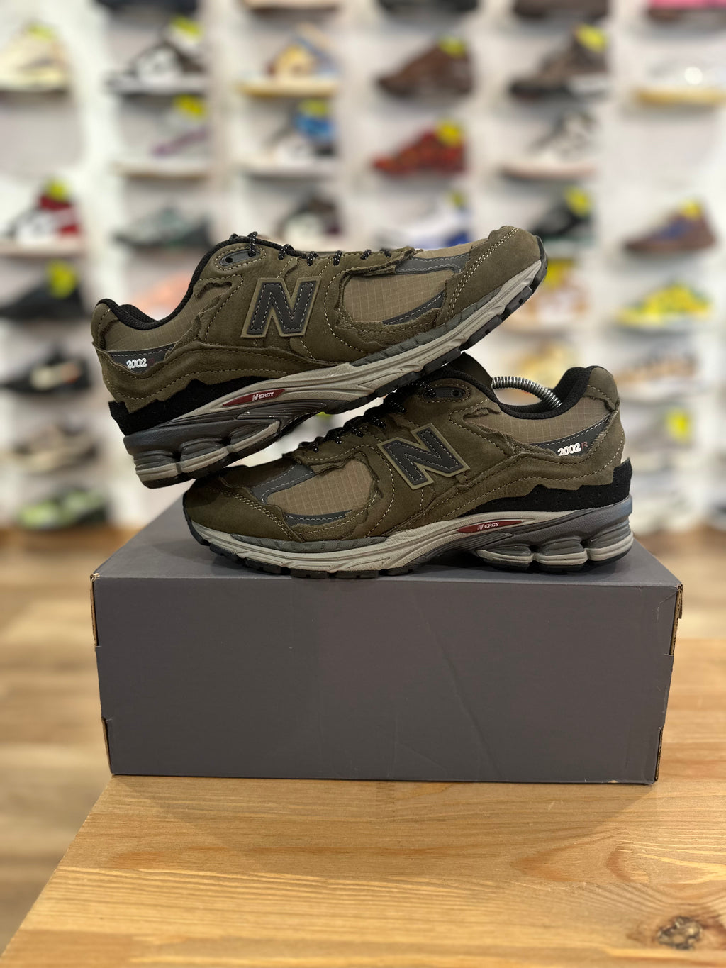 New balance 2002r protection pack dark moss ( taille 40 )