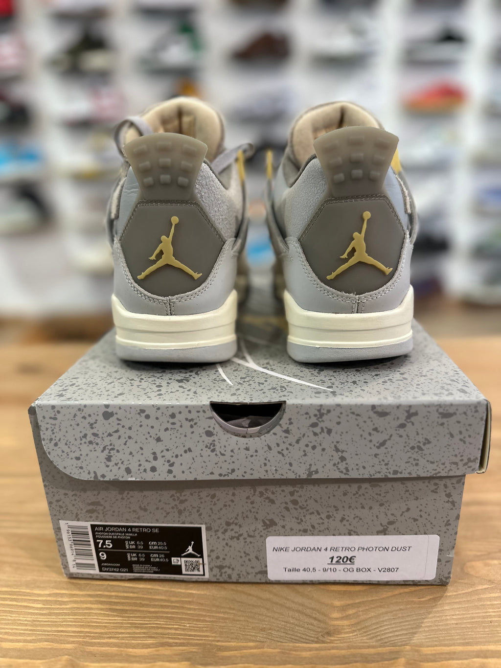 Nike Jordan 4 rétro photon dust ( taille 40,5 )